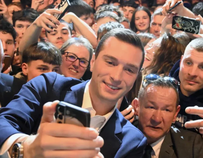 In the European Parliament, Jordan Bardella struggles to “normalize”