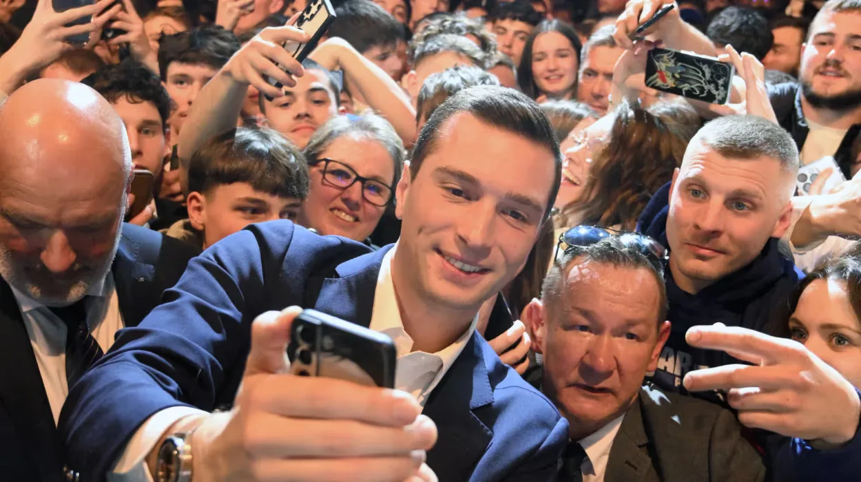 In the European Parliament, Jordan Bardella struggles to “normalize”