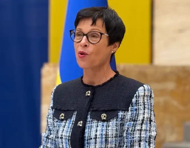 EU Commissioner Highlights Corruption Impact on Ukraine Aid and Trust