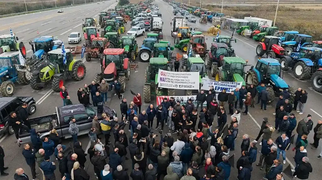 Farmers Block Athens-Lamia Highway Over EU Payment Delays