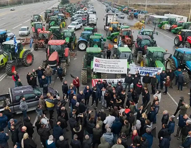 Farmers Block Athens-Lamia Highway Over EU Payment Delays
