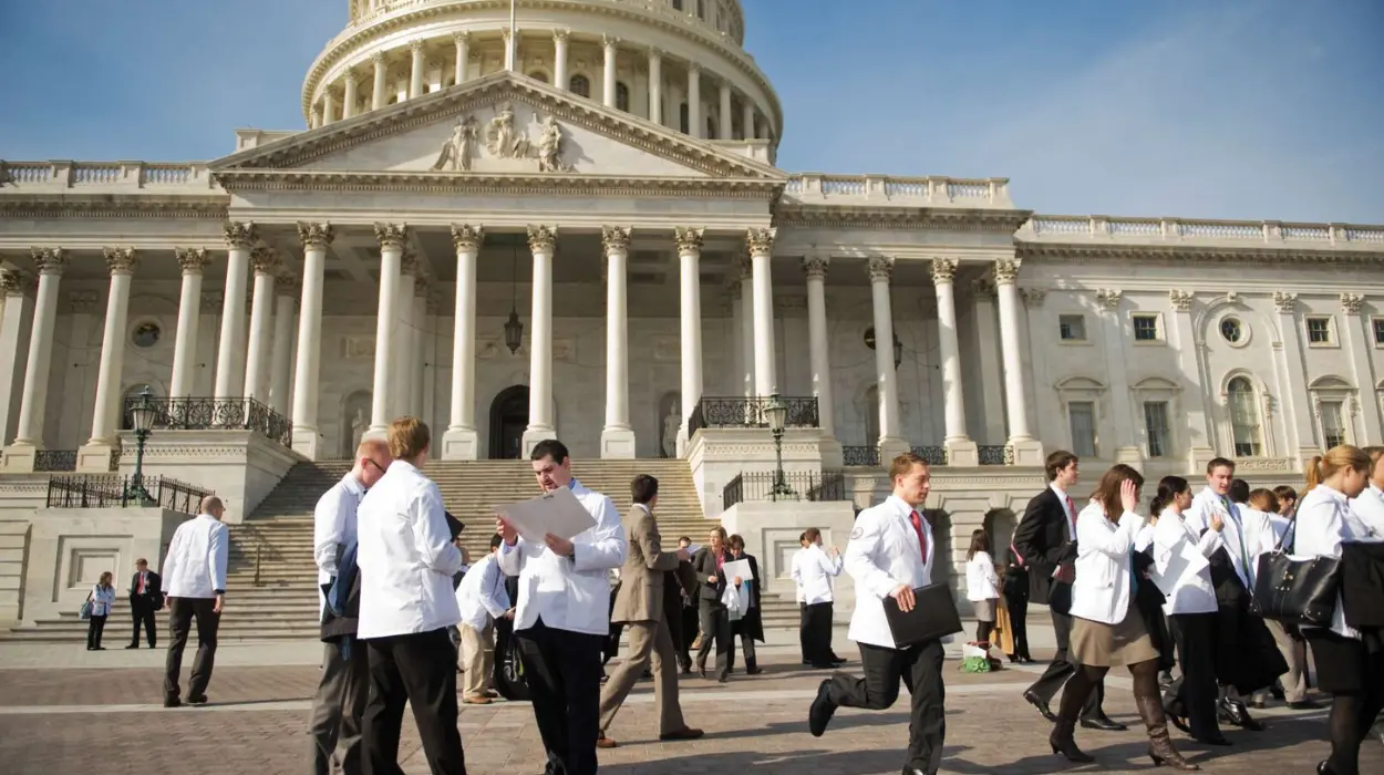how many lobbyists are in washington dc​
